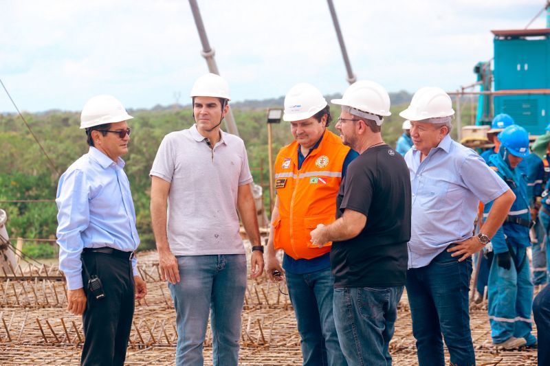 Por conta das condições climáticas e de toda a complexidade da obra, a empresa A. Gaspar, à frente da reconstrução da ponte sobre o rio Moju, uma das quatro que integram a Alça Viária, só deve a concluir os trabalhos na segunda quinzena de janeiro de 2020. <div class='credito_fotos'>Foto: Marco Santos / Ag. Pará   |   <a href='/midias/2019/originais/5809_8e61376a-40b6-e57a-b128-d9c38c0eebd9.jpg' download><i class='fa-solid fa-download'></i> Download</a></div>