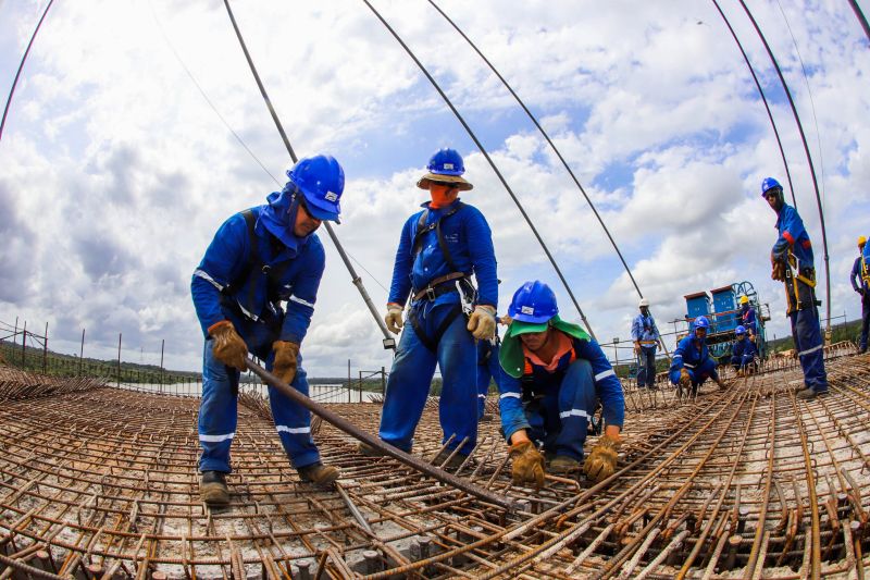 Por conta das condições climáticas e de toda a complexidade da obra, a empresa A. Gaspar, à frente da reconstrução da ponte sobre o rio Moju, uma das quatro que integram a Alça Viária, só deve a concluir os trabalhos na segunda quinzena de janeiro de 2020. <div class='credito_fotos'>Foto: Marco Santos / Ag. Pará   |   <a href='/midias/2019/originais/5809_99dbc2a8-904e-9407-9c9a-8836687b922e.jpg' download><i class='fa-solid fa-download'></i> Download</a></div>