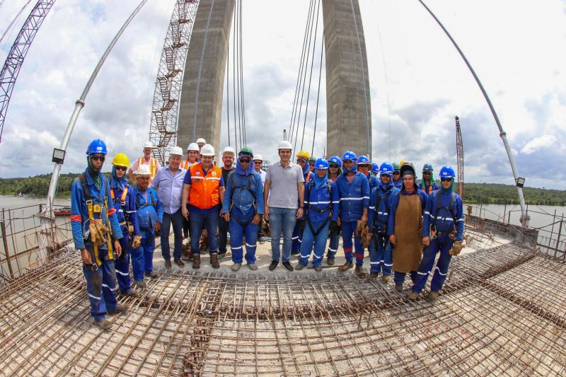 Por conta das condições climáticas e de toda a complexidade da obra, a empresa A. Gaspar, à frente da reconstrução da ponte sobre o rio Moju, uma das quatro que integram a Alça Viária, só deve a concluir os trabalhos na segunda quinzena de janeiro de 2020. <div class='credito_fotos'>Foto: Marco Santos / Ag. Pará   |   <a href='/midias/2019/originais/5809_af24bece-c029-a969-cab6-ffcd03ba987b.jpg' download><i class='fa-solid fa-download'></i> Download</a></div>