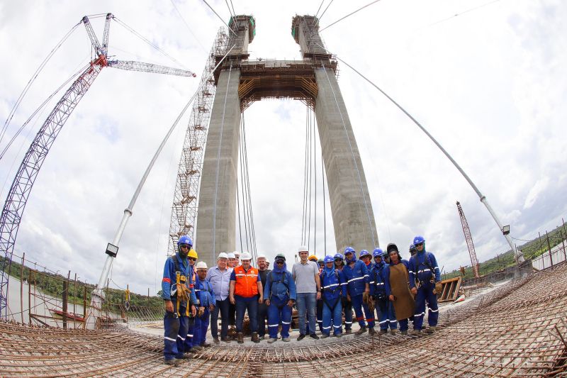 Por conta das condições climáticas e de toda a complexidade da obra, a empresa A. Gaspar, à frente da reconstrução da ponte sobre o rio Moju, uma das quatro que integram a Alça Viária, só deve a concluir os trabalhos na segunda quinzena de janeiro de 2020. <div class='credito_fotos'>Foto: Marco Santos / Ag. Pará   |   <a href='/midias/2019/originais/5809_b553bf25-b7a3-8d0a-ce84-fec06eb56c9f.jpg' download><i class='fa-solid fa-download'></i> Download</a></div>