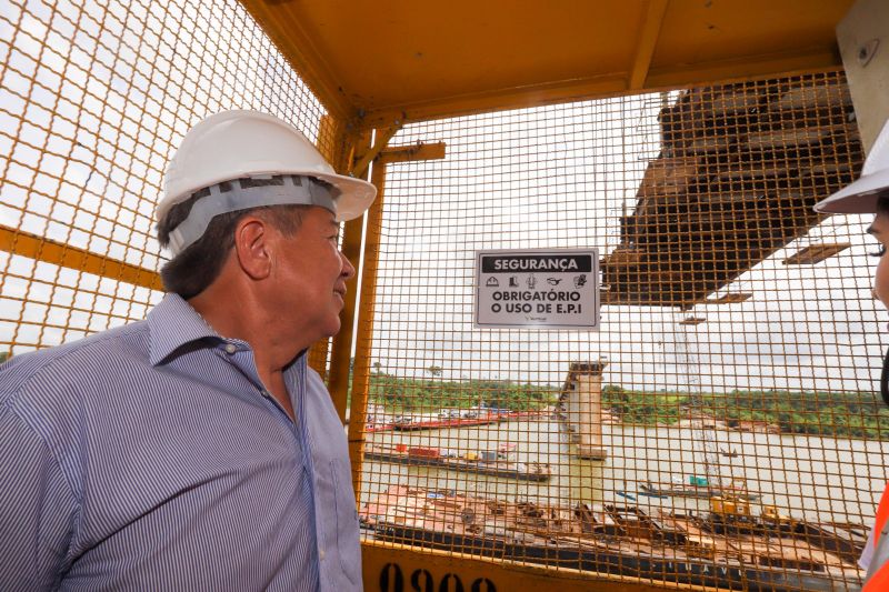 Por conta das condições climáticas e de toda a complexidade da obra, a empresa A. Gaspar, à frente da reconstrução da ponte sobre o rio Moju, uma das quatro que integram a Alça Viária, só deve a concluir os trabalhos na segunda quinzena de janeiro de 2020. <div class='credito_fotos'>Foto: Marco Santos / Ag. Pará   |   <a href='/midias/2019/originais/5809_b9bf6644-d6c4-452f-2b21-ca1d37717cdf.jpg' download><i class='fa-solid fa-download'></i> Download</a></div>