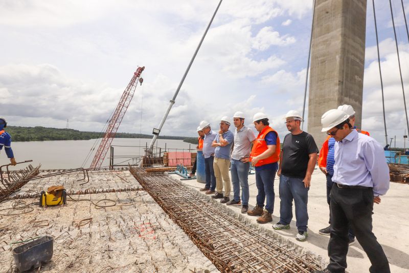 Por conta das condições climáticas e de toda a complexidade da obra, a empresa A. Gaspar, à frente da reconstrução da ponte sobre o rio Moju, uma das quatro que integram a Alça Viária, só deve a concluir os trabalhos na segunda quinzena de janeiro de 2020. <div class='credito_fotos'>Foto: Marco Santos / Ag. Pará   |   <a href='/midias/2019/originais/5809_bbdb782e-3389-b121-3249-0910e83c082e.jpg' download><i class='fa-solid fa-download'></i> Download</a></div>