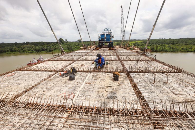 Por conta das condições climáticas e de toda a complexidade da obra, a empresa A. Gaspar, à frente da reconstrução da ponte sobre o rio Moju, uma das quatro que integram a Alça Viária, só deve a concluir os trabalhos na segunda quinzena de janeiro de 2020. <div class='credito_fotos'>Foto: Marco Santos / Ag. Pará   |   <a href='/midias/2019/originais/5809_bf1aa044-411f-e344-1e5a-04ea0f5f9c64.jpg' download><i class='fa-solid fa-download'></i> Download</a></div>