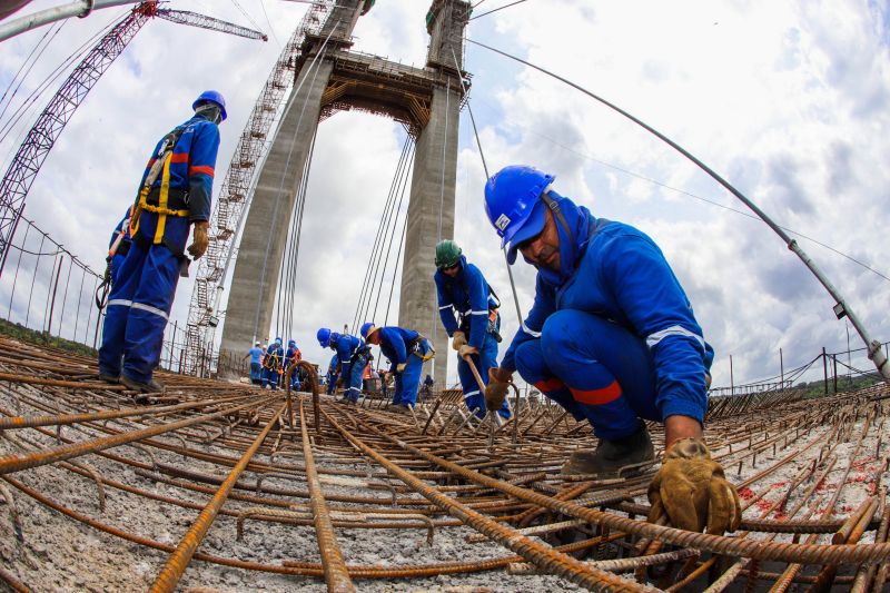 Por conta das condições climáticas e de toda a complexidade da obra, a empresa A. Gaspar, à frente da reconstrução da ponte sobre o rio Moju, uma das quatro que integram a Alça Viária, só deve a concluir os trabalhos na segunda quinzena de janeiro de 2020. <div class='credito_fotos'>Foto: Marco Santos / Ag. Pará   |   <a href='/midias/2019/originais/5809_d61028c8-8cd2-a59b-6a93-eaa10cf4b6b4.jpg' download><i class='fa-solid fa-download'></i> Download</a></div>