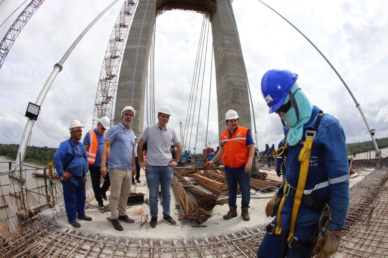 Por conta das condições climáticas e de toda a complexidade da obra, a empresa A. Gaspar, à frente da reconstrução da ponte sobre o rio Moju, uma das quatro que integram a Alça Viária, só deve a concluir os trabalhos na segunda quinzena de janeiro de 2020. <div class='credito_fotos'>Foto: Marco Santos / Ag. Pará   |   <a href='/midias/2019/originais/5809_e1bbc9b2-591d-fe0c-b0d9-9dd9fba19c93.jpg' download><i class='fa-solid fa-download'></i> Download</a></div>