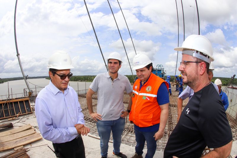 Por conta das condições climáticas e de toda a complexidade da obra, a empresa A. Gaspar, à frente da reconstrução da ponte sobre o rio Moju, uma das quatro que integram a Alça Viária, só deve a concluir os trabalhos na segunda quinzena de janeiro de 2020. <div class='credito_fotos'>Foto: Marco Santos / Ag. Pará   |   <a href='/midias/2019/originais/5809_e21c1ac7-49bb-b4f2-1004-ccd200dcf7c3.jpg' download><i class='fa-solid fa-download'></i> Download</a></div>