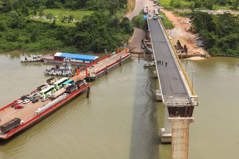 Por conta das condições climáticas e de toda a complexidade da obra, a empresa A. Gaspar, à frente da reconstrução da ponte sobre o rio Moju, uma das quatro que integram a Alça Viária, só deve a concluir os trabalhos na segunda quinzena de janeiro de 2020. <div class='credito_fotos'>Foto: Marco Santos / Ag. Pará   |   <a href='/midias/2019/originais/5809_e5e6b502-b454-bb75-d0bb-658542ddff14.jpg' download><i class='fa-solid fa-download'></i> Download</a></div>