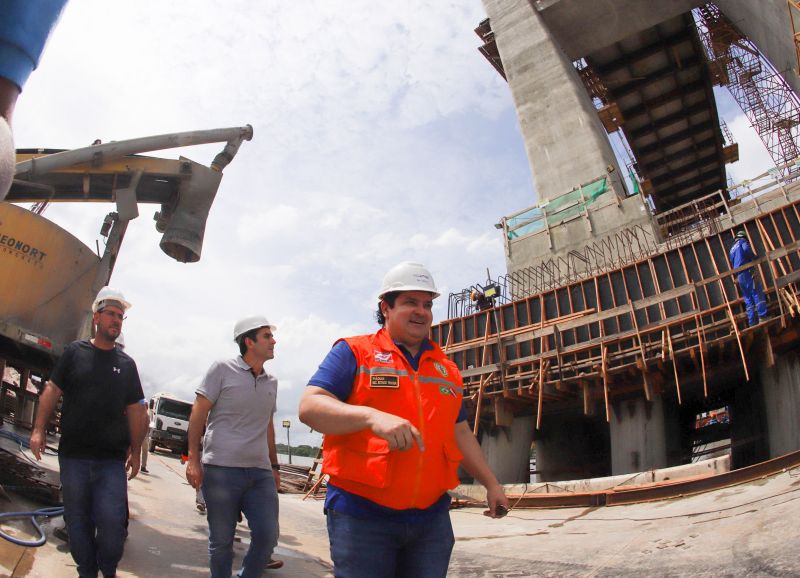 Por conta das condições climáticas e de toda a complexidade da obra, a empresa A. Gaspar, à frente da reconstrução da ponte sobre o rio Moju, uma das quatro que integram a Alça Viária, só deve a concluir os trabalhos na segunda quinzena de janeiro de 2020. <div class='credito_fotos'>Foto: Marco Santos / Ag. Pará   |   <a href='/midias/2019/originais/5809_e9e29c3e-2cb7-423d-b3a1-820d5ede546f.jpg' download><i class='fa-solid fa-download'></i> Download</a></div>