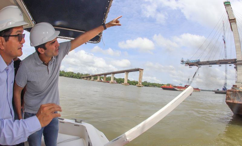 Por conta das condições climáticas e de toda a complexidade da obra, a empresa A. Gaspar, à frente da reconstrução da ponte sobre o rio Moju, uma das quatro que integram a Alça Viária, só deve a concluir os trabalhos na segunda quinzena de janeiro de 2020. <div class='credito_fotos'>Foto: Marco Santos / Ag. Pará   |   <a href='/midias/2019/originais/5809_edfe14d7-b98c-b8f4-1c2f-cf7ab02438e0.jpg' download><i class='fa-solid fa-download'></i> Download</a></div>