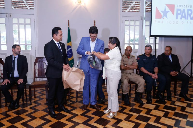 Uma medida inédita na história do Instituto de Terras do Pará (Iterpa), fundado em 1975, foi concretizada nesta segunda-feira (23). Em solenidade no Palácio do Governo, em Belém, o governador Helder Barbalho entregou a uma comissão de servidores do órgão uniformes e equipamentos de proteção individual (EPIs), que vão identificar as equipes de campo, garantindo a segurança física dos servidores públicos e a proteção da população contra fraudes. <div class='credito_fotos'>Foto: Marcelo Seabra / Ag. Pará   |   <a href='/midias/2019/originais/5815_927c68ea-8181-6263-90c6-0794cad14b77.jpg' download><i class='fa-solid fa-download'></i> Download</a></div>