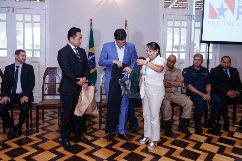 Uma medida inédita na história do Instituto de Terras do Pará (Iterpa), fundado em 1975, foi concretizada nesta segunda-feira (23). Em solenidade no Palácio do Governo, em Belém, o governador Helder Barbalho entregou a uma comissão de servidores do órgão uniformes e equipamentos de proteção individual (EPIs), que vão identificar as equipes de campo, garantindo a segurança física dos servidores públicos e a proteção da população contra fraudes. <div class='credito_fotos'>Foto: Marcelo Seabra / Ag. Pará   |   <a href='/midias/2019/originais/5815_c8d09834-3ac3-cca4-139c-4ead2ce66b94.jpg' download><i class='fa-solid fa-download'></i> Download</a></div>