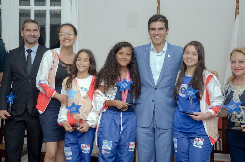 Os professores e alunos da rede estadual que mais se destacaram no ensino e no esporte educacional em 2019 foram homenageados pelo governo do estado. <div class='credito_fotos'>Foto: Eliseu Dias/Ag. Pará   |   <a href='/midias/2019/originais/5816_350cc76d-221f-4ee6-676c-f38f777c3240.jpg' download><i class='fa-solid fa-download'></i> Download</a></div>