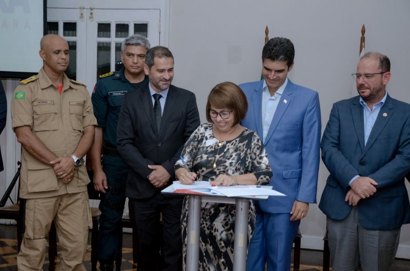 Os professores e alunos da rede estadual que mais se destacaram no ensino e no esporte educacional em 2019 foram homenageados pelo governo do estado. <div class='credito_fotos'>Foto: Eliseu Dias/Ag. Pará   |   <a href='/midias/2019/originais/5816_5815d2dd-a489-a732-c0c3-434e6dcff965.jpg' download><i class='fa-solid fa-download'></i> Download</a></div>