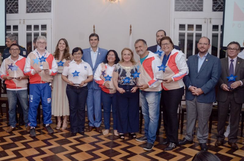 Os professores e alunos da rede estadual que mais se destacaram no ensino e no esporte educacional em 2019 foram homenageados pelo governo do estado. <div class='credito_fotos'>Foto: Eliseu Dias/Ag. Pará   |   <a href='/midias/2019/originais/5816_99b1c763-f6ac-0ab2-f5ec-4524096dfca2.jpg' download><i class='fa-solid fa-download'></i> Download</a></div>