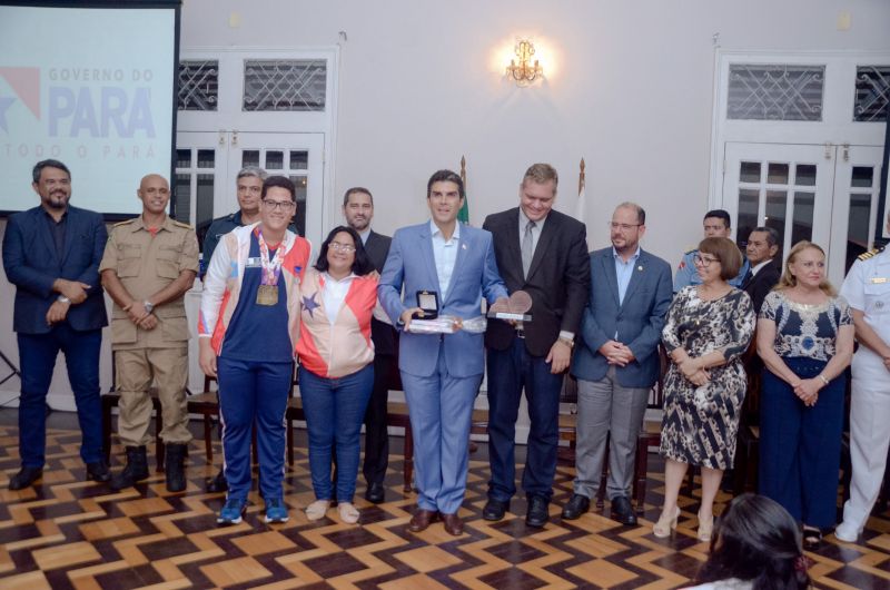 Os professores e alunos da rede estadual que mais se destacaram no ensino e no esporte educacional em 2019 foram homenageados pelo governo do estado. <div class='credito_fotos'>Foto: Eliseu Dias/Ag. Pará   |   <a href='/midias/2019/originais/5816_cadc9887-39e9-2d58-7a1c-27294e1f6de4.jpg' download><i class='fa-solid fa-download'></i> Download</a></div>