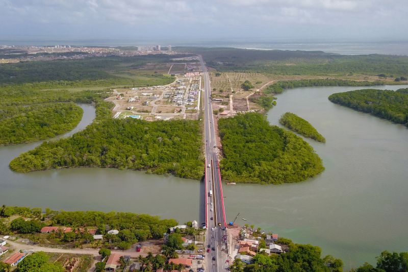 Quem seguiu viagem para Salinopólis, nesta sexta feira (27), já pode notar que o trânsito está fluindo tranquilamente no trecho da PA- 444, na altura da ponte sob o rio Sampaio. <div class='credito_fotos'>Foto: Marco Santos / Ag. Pará   |   <a href='/midias/2019/originais/5820_34fe9867-1753-74d1-7a24-03a06b067c7e.jpg' download><i class='fa-solid fa-download'></i> Download</a></div>