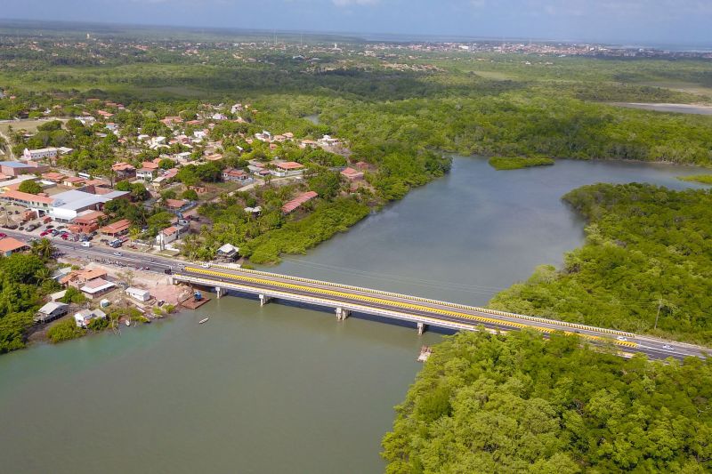 Quem seguiu viagem para Salinopólis, nesta sexta feira (27), já pode notar que o trânsito está fluindo tranquilamente no trecho da PA- 444, na altura da ponte sob o rio Sampaio. <div class='credito_fotos'>Foto: Marco Santos / Ag. Pará   |   <a href='/midias/2019/originais/5820_af665e35-52fd-893a-c2bf-58bd9d2c96a4.jpg' download><i class='fa-solid fa-download'></i> Download</a></div>