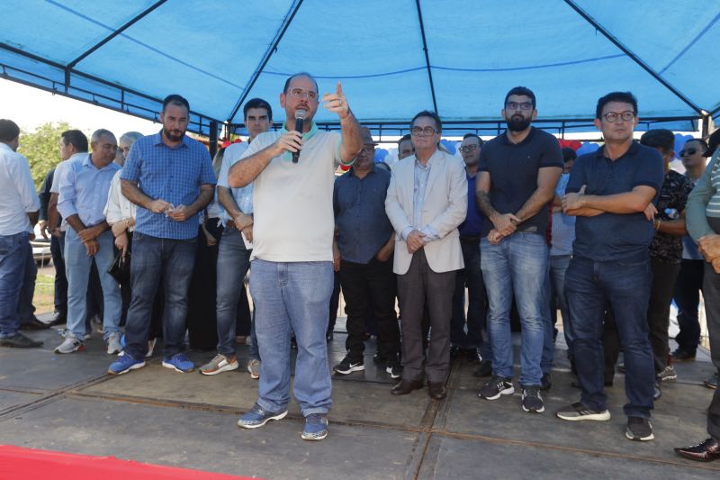 O município de Cachoeira do Piriá, no Nordeste do Estado, completa 24 anos de fundação neste sábado, 28, mas o presente para a cidade veio nesta sexta, 27, com a concretização de um antigo sonho da população local, a primeira agência do BanPará. O benefício chega não apenas para facilitar o pagamento dos servidores, mas também para impulsionar o desenvolvimento econômico do município. <div class='credito_fotos'>Foto: Marcelo Seabra / Ag. Pará   |   <a href='/midias/2019/originais/5821_3ba6cd70-fa4f-5beb-9976-0a59be7e8cd8.jpg' download><i class='fa-solid fa-download'></i> Download</a></div>