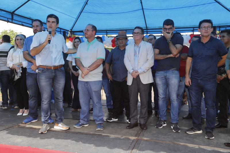 O município de Cachoeira do Piriá, no Nordeste do Estado, completa 24 anos de fundação neste sábado, 28, mas o presente para a cidade veio nesta sexta, 27, com a concretização de um antigo sonho da população local, a primeira agência do BanPará. O benefício chega não apenas para facilitar o pagamento dos servidores, mas também para impulsionar o desenvolvimento econômico do município. <div class='credito_fotos'>Foto: Marcelo Seabra / Ag. Pará   |   <a href='/midias/2019/originais/5821_c6c92b57-63d2-9afd-61f5-1678b84223d9.jpg' download><i class='fa-solid fa-download'></i> Download</a></div>