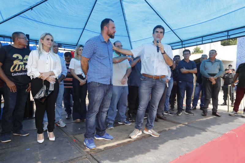 O município de Cachoeira do Piriá, no Nordeste do Estado, completa 24 anos de fundação neste sábado, 28, mas o presente para a cidade veio nesta sexta, 27, com a concretização de um antigo sonho da população local, a primeira agência do BanPará. O benefício chega não apenas para facilitar o pagamento dos servidores, mas também para impulsionar o desenvolvimento econômico do município. <div class='credito_fotos'>Foto: Marcelo Seabra / Ag. Pará   |   <a href='/midias/2019/originais/5821_d2f03e66-c395-baa1-ea35-c89af0dc54de.jpg' download><i class='fa-solid fa-download'></i> Download</a></div>