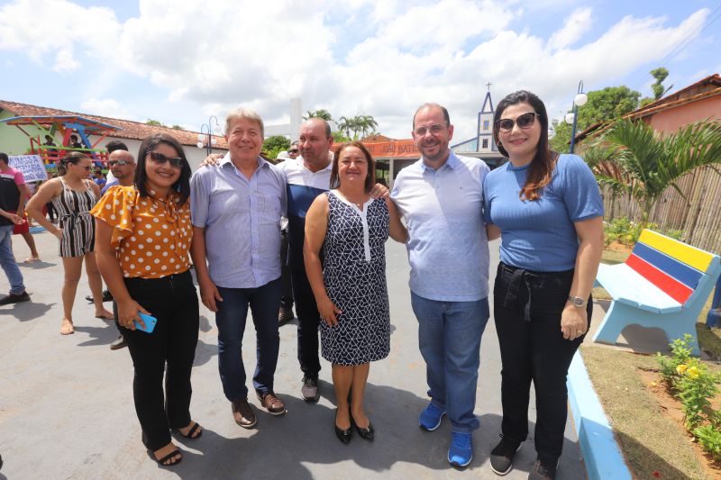 O Governador do Estado do Pará, Helder Barbalho, participou na manhã deste sábado (28), da entrega de pavimentação asfáltica de ruas no município de Santa Maria do Pará, que nesta data comemora 58 anos de emancipação. O chefe do executivo andou pelas ruas do município para conhecer tudo o que foi feito nas ruas Gerônimo Garcia, Santa Lúcia e Santa Rosa, num total de três quilômetros de extensão. As obras foram realizadas com recursos liberados do Ministério da  Integração Nacional, quando o então governador estava na pasta federal. O governador também participou da inauguração da praça São João Batista. <div class='credito_fotos'>Foto: Marco Santos / Ag. Pará   |   <a href='/midias/2019/originais/5824_016de584-b05e-e20f-86eb-e27b6e1346c4.jpg' download><i class='fa-solid fa-download'></i> Download</a></div>