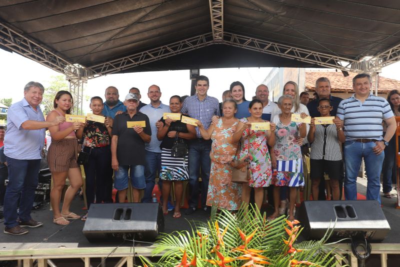 O Governador do Estado do Pará, Helder Barbalho, participou na manhã deste sábado (28), da entrega de pavimentação asfáltica de ruas no município de Santa Maria do Pará, que nesta data comemora 58 anos de emancipação. O chefe do executivo andou pelas ruas do município para conhecer tudo o que foi feito nas ruas Gerônimo Garcia, Santa Lúcia e Santa Rosa, num total de três quilômetros de extensão. As obras foram realizadas com recursos liberados do Ministério da  Integração Nacional, quando o então governador estava na pasta federal. O governador também participou da inauguração da praça São João Batista. <div class='credito_fotos'>Foto: Marco Santos / Ag. Pará   |   <a href='/midias/2019/originais/5824_02fcaf88-9d0c-5992-bce6-8dd4f65a59e3.jpg' download><i class='fa-solid fa-download'></i> Download</a></div>