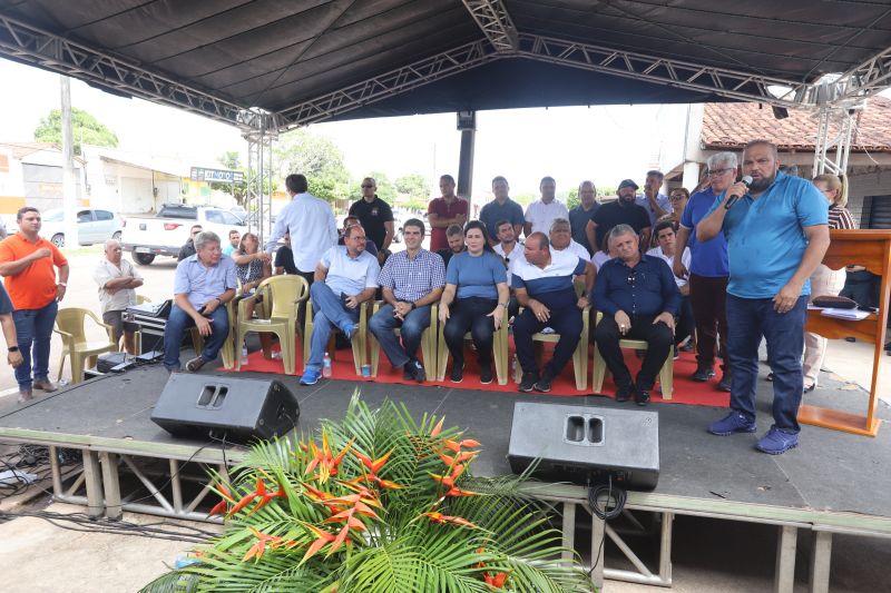 O Governador do Estado do Pará, Helder Barbalho, participou na manhã deste sábado (28), da entrega de pavimentação asfáltica de ruas no município de Santa Maria do Pará, que nesta data comemora 58 anos de emancipação. O chefe do executivo andou pelas ruas do município para conhecer tudo o que foi feito nas ruas Gerônimo Garcia, Santa Lúcia e Santa Rosa, num total de três quilômetros de extensão. As obras foram realizadas com recursos liberados do Ministério da  Integração Nacional, quando o então governador estava na pasta federal. O governador também participou da inauguração da praça São João Batista. <div class='credito_fotos'>Foto: Marco Santos / Ag. Pará   |   <a href='/midias/2019/originais/5824_0dcd0477-7cc0-3afd-c06d-d5587806e709.jpg' download><i class='fa-solid fa-download'></i> Download</a></div>