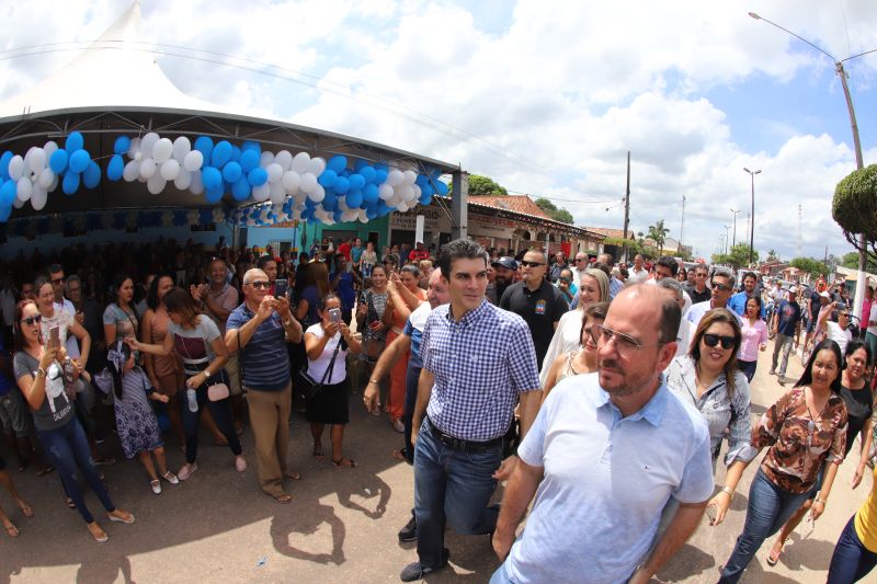 O Governador do Estado do Pará, Helder Barbalho, participou na manhã deste sábado (28), da entrega de pavimentação asfáltica de ruas no município de Santa Maria do Pará, que nesta data comemora 58 anos de emancipação. O chefe do executivo andou pelas ruas do município para conhecer tudo o que foi feito nas ruas Gerônimo Garcia, Santa Lúcia e Santa Rosa, num total de três quilômetros de extensão. As obras foram realizadas com recursos liberados do Ministério da  Integração Nacional, quando o então governador estava na pasta federal. O governador também participou da inauguração da praça São João Batista. <div class='credito_fotos'>Foto: Marco Santos / Ag. Pará   |   <a href='/midias/2019/originais/5824_12206f8a-c299-1b19-6699-f83bafe83ce8.jpg' download><i class='fa-solid fa-download'></i> Download</a></div>