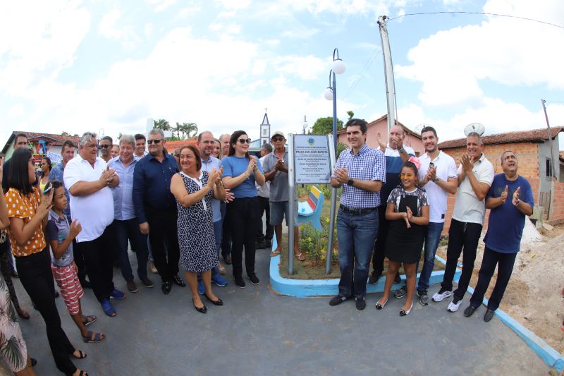 O Governador do Estado do Pará, Helder Barbalho, participou na manhã deste sábado (28), da entrega de pavimentação asfáltica de ruas no município de Santa Maria do Pará, que nesta data comemora 58 anos de emancipação. O chefe do executivo andou pelas ruas do município para conhecer tudo o que foi feito nas ruas Gerônimo Garcia, Santa Lúcia e Santa Rosa, num total de três quilômetros de extensão. As obras foram realizadas com recursos liberados do Ministério da  Integração Nacional, quando o então governador estava na pasta federal. O governador também participou da inauguração da praça São João Batista. <div class='credito_fotos'>Foto: Marco Santos / Ag. Pará   |   <a href='/midias/2019/originais/5824_192cc90e-0821-e0d7-8b42-ed1081fb6128.jpg' download><i class='fa-solid fa-download'></i> Download</a></div>