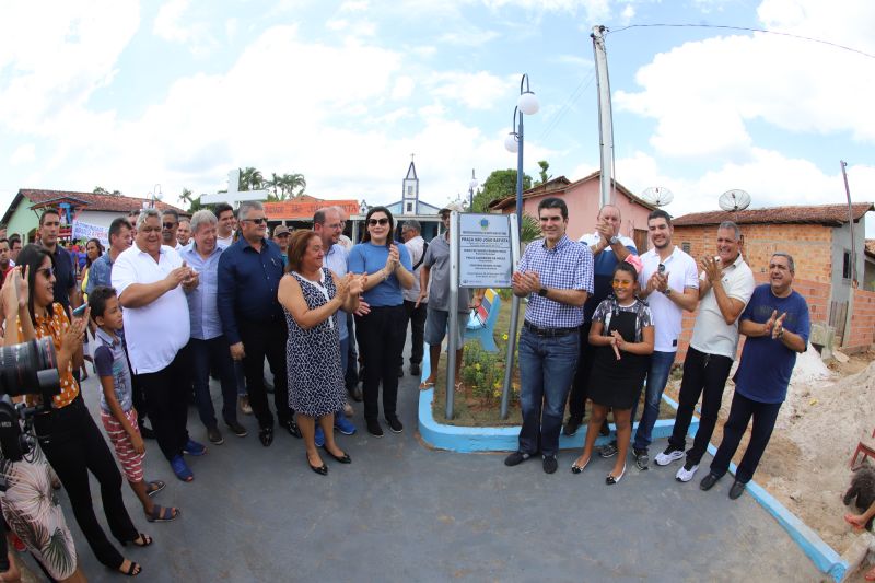 O Governador do Estado do Pará, Helder Barbalho, participou na manhã deste sábado (28), da entrega de pavimentação asfáltica de ruas no município de Santa Maria do Pará, que nesta data comemora 58 anos de emancipação. O chefe do executivo andou pelas ruas do município para conhecer tudo o que foi feito nas ruas Gerônimo Garcia, Santa Lúcia e Santa Rosa, num total de três quilômetros de extensão. As obras foram realizadas com recursos liberados do Ministério da  Integração Nacional, quando o então governador estava na pasta federal. O governador também participou da inauguração da praça São João Batista. <div class='credito_fotos'>Foto: Marco Santos / Ag. Pará   |   <a href='/midias/2019/originais/5824_19fe49aa-93e5-cc23-f17d-f7c4def5339c.jpg' download><i class='fa-solid fa-download'></i> Download</a></div>