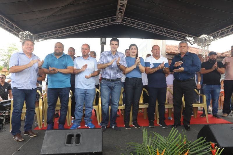 O Governador do Estado do Pará, Helder Barbalho, participou na manhã deste sábado (28), da entrega de pavimentação asfáltica de ruas no município de Santa Maria do Pará, que nesta data comemora 58 anos de emancipação. O chefe do executivo andou pelas ruas do município para conhecer tudo o que foi feito nas ruas Gerônimo Garcia, Santa Lúcia e Santa Rosa, num total de três quilômetros de extensão. As obras foram realizadas com recursos liberados do Ministério da  Integração Nacional, quando o então governador estava na pasta federal. O governador também participou da inauguração da praça São João Batista. <div class='credito_fotos'>Foto: Marco Santos / Ag. Pará   |   <a href='/midias/2019/originais/5824_2464b11a-6b55-bed0-c909-7623e6d6baba.jpg' download><i class='fa-solid fa-download'></i> Download</a></div>