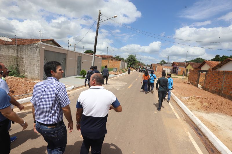 O Governador do Estado do Pará, Helder Barbalho, participou na manhã deste sábado (28), da entrega de pavimentação asfáltica de ruas no município de Santa Maria do Pará, que nesta data comemora 58 anos de emancipação. O chefe do executivo andou pelas ruas do município para conhecer tudo o que foi feito nas ruas Gerônimo Garcia, Santa Lúcia e Santa Rosa, num total de três quilômetros de extensão. As obras foram realizadas com recursos liberados do Ministério da  Integração Nacional, quando o então governador estava na pasta federal. O governador também participou da inauguração da praça São João Batista. <div class='credito_fotos'>Foto: Marco Santos / Ag. Pará   |   <a href='/midias/2019/originais/5824_29f00665-e98f-244a-8228-955f2975f86c.jpg' download><i class='fa-solid fa-download'></i> Download</a></div>