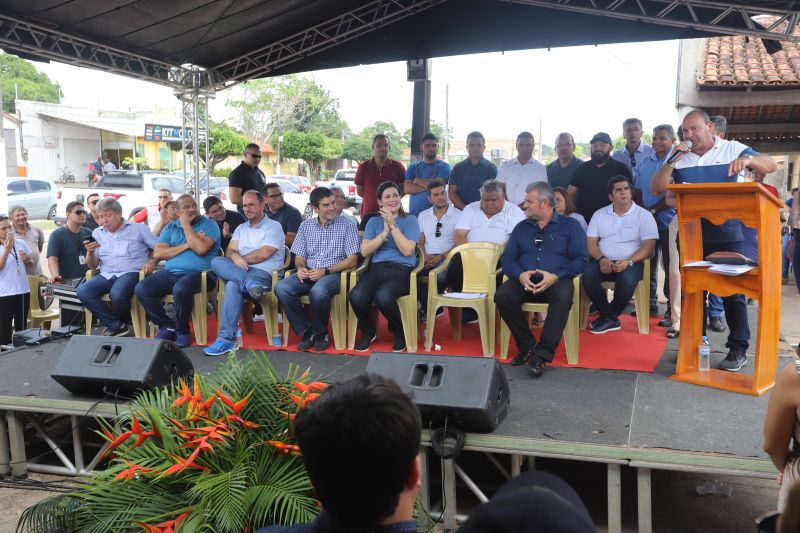 O Governador do Estado do Pará, Helder Barbalho, participou na manhã deste sábado (28), da entrega de pavimentação asfáltica de ruas no município de Santa Maria do Pará, que nesta data comemora 58 anos de emancipação. O chefe do executivo andou pelas ruas do município para conhecer tudo o que foi feito nas ruas Gerônimo Garcia, Santa Lúcia e Santa Rosa, num total de três quilômetros de extensão. As obras foram realizadas com recursos liberados do Ministério da  Integração Nacional, quando o então governador estava na pasta federal. O governador também participou da inauguração da praça São João Batista. <div class='credito_fotos'>Foto: Marco Santos / Ag. Pará   |   <a href='/midias/2019/originais/5824_2afa997e-ff5f-6a00-ab45-18c8b7b5d8c9.jpg' download><i class='fa-solid fa-download'></i> Download</a></div>