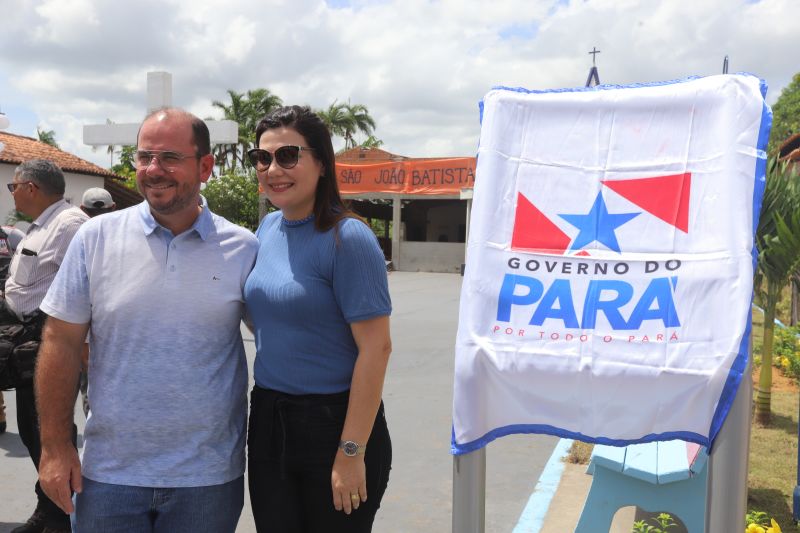 O Governador do Estado do Pará, Helder Barbalho, participou na manhã deste sábado (28), da entrega de pavimentação asfáltica de ruas no município de Santa Maria do Pará, que nesta data comemora 58 anos de emancipação. O chefe do executivo andou pelas ruas do município para conhecer tudo o que foi feito nas ruas Gerônimo Garcia, Santa Lúcia e Santa Rosa, num total de três quilômetros de extensão. As obras foram realizadas com recursos liberados do Ministério da  Integração Nacional, quando o então governador estava na pasta federal. O governador também participou da inauguração da praça São João Batista. <div class='credito_fotos'>Foto: Marco Santos / Ag. Pará   |   <a href='/midias/2019/originais/5824_2e76b3ae-e7ed-e1ee-40e6-662075debc36.jpg' download><i class='fa-solid fa-download'></i> Download</a></div>