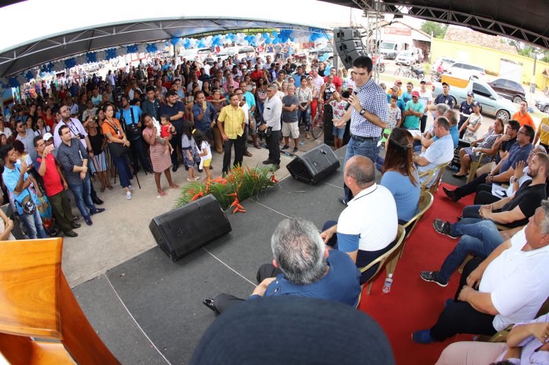 O Governador do Estado do Pará, Helder Barbalho, participou na manhã deste sábado (28), da entrega de pavimentação asfáltica de ruas no município de Santa Maria do Pará, que nesta data comemora 58 anos de emancipação. O chefe do executivo andou pelas ruas do município para conhecer tudo o que foi feito nas ruas Gerônimo Garcia, Santa Lúcia e Santa Rosa, num total de três quilômetros de extensão. As obras foram realizadas com recursos liberados do Ministério da  Integração Nacional, quando o então governador estava na pasta federal. O governador também participou da inauguração da praça São João Batista. <div class='credito_fotos'>Foto: Marco Santos / Ag. Pará   |   <a href='/midias/2019/originais/5824_309307f3-79d3-a41d-af88-d5f342ce3da3.jpg' download><i class='fa-solid fa-download'></i> Download</a></div>