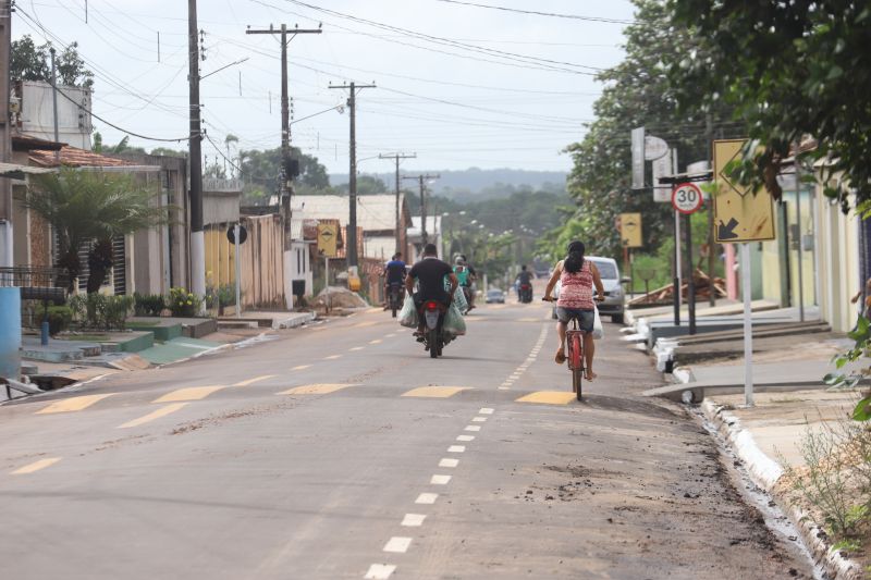 O Governador do Estado do Pará, Helder Barbalho, participou na manhã deste sábado (28), da entrega de pavimentação asfáltica de ruas no município de Santa Maria do Pará, que nesta data comemora 58 anos de emancipação. O chefe do executivo andou pelas ruas do município para conhecer tudo o que foi feito nas ruas Gerônimo Garcia, Santa Lúcia e Santa Rosa, num total de três quilômetros de extensão. As obras foram realizadas com recursos liberados do Ministério da  Integração Nacional, quando o então governador estava na pasta federal. O governador também participou da inauguração da praça São João Batista. <div class='credito_fotos'>Foto: Marco Santos / Ag. Pará   |   <a href='/midias/2019/originais/5824_32631dd7-282f-af8b-87eb-0ce1e5825c70.jpg' download><i class='fa-solid fa-download'></i> Download</a></div>