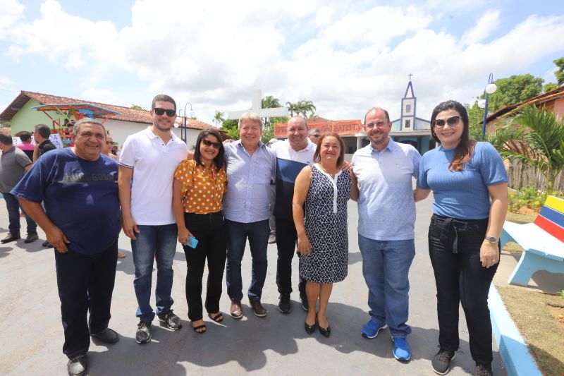 O Governador do Estado do Pará, Helder Barbalho, participou na manhã deste sábado (28), da entrega de pavimentação asfáltica de ruas no município de Santa Maria do Pará, que nesta data comemora 58 anos de emancipação. O chefe do executivo andou pelas ruas do município para conhecer tudo o que foi feito nas ruas Gerônimo Garcia, Santa Lúcia e Santa Rosa, num total de três quilômetros de extensão. As obras foram realizadas com recursos liberados do Ministério da  Integração Nacional, quando o então governador estava na pasta federal. O governador também participou da inauguração da praça São João Batista. <div class='credito_fotos'>Foto: Marco Santos / Ag. Pará   |   <a href='/midias/2019/originais/5824_3b6ff8ac-8280-2fa6-0cab-9cef07e0a697.jpg' download><i class='fa-solid fa-download'></i> Download</a></div>