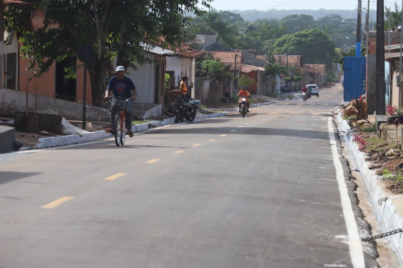 O Governador do Estado do Pará, Helder Barbalho, participou na manhã deste sábado (28), da entrega de pavimentação asfáltica de ruas no município de Santa Maria do Pará, que nesta data comemora 58 anos de emancipação. O chefe do executivo andou pelas ruas do município para conhecer tudo o que foi feito nas ruas Gerônimo Garcia, Santa Lúcia e Santa Rosa, num total de três quilômetros de extensão. As obras foram realizadas com recursos liberados do Ministério da  Integração Nacional, quando o então governador estava na pasta federal. O governador também participou da inauguração da praça São João Batista. <div class='credito_fotos'>Foto: Marco Santos / Ag. Pará   |   <a href='/midias/2019/originais/5824_407c539b-8cf3-d856-da6d-5d922566f2db.jpg' download><i class='fa-solid fa-download'></i> Download</a></div>