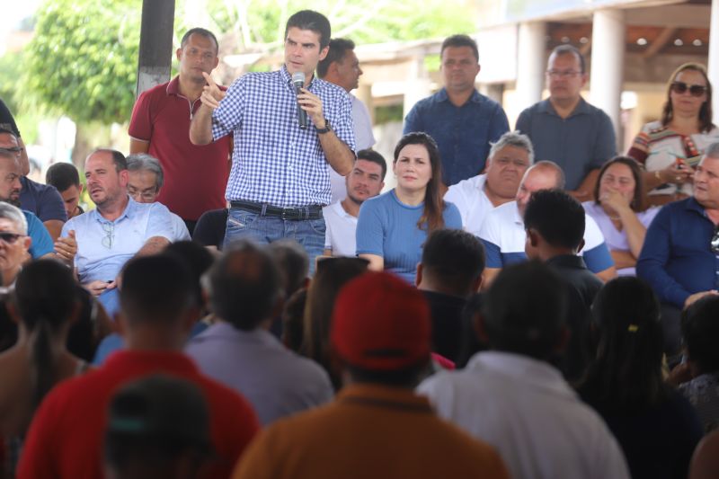 O Governador do Estado do Pará, Helder Barbalho, participou na manhã deste sábado (28), da entrega de pavimentação asfáltica de ruas no município de Santa Maria do Pará, que nesta data comemora 58 anos de emancipação. O chefe do executivo andou pelas ruas do município para conhecer tudo o que foi feito nas ruas Gerônimo Garcia, Santa Lúcia e Santa Rosa, num total de três quilômetros de extensão. As obras foram realizadas com recursos liberados do Ministério da  Integração Nacional, quando o então governador estava na pasta federal. O governador também participou da inauguração da praça São João Batista. <div class='credito_fotos'>Foto: Marco Santos / Ag. Pará   |   <a href='/midias/2019/originais/5824_427b9e37-a975-82b0-f726-c4412854fd49.jpg' download><i class='fa-solid fa-download'></i> Download</a></div>