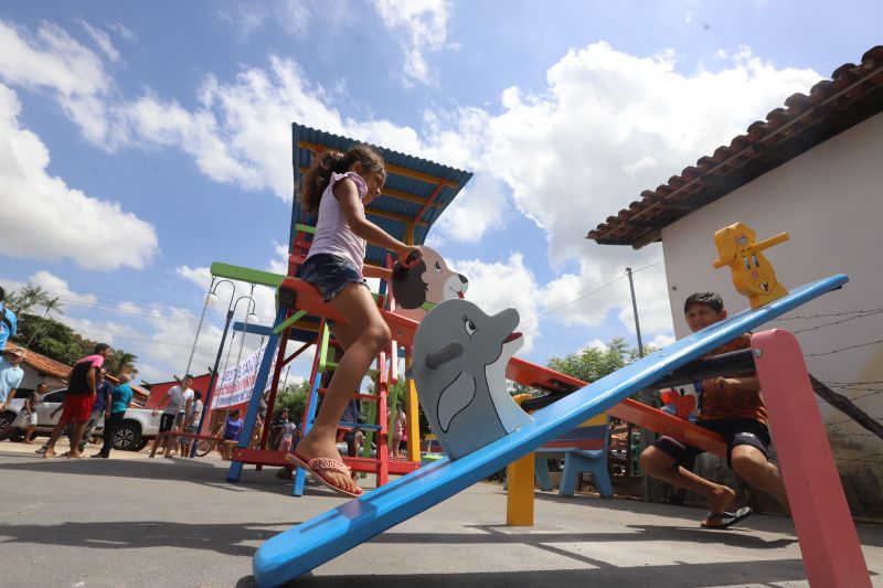 O Governador do Estado do Pará, Helder Barbalho, participou na manhã deste sábado (28), da entrega de pavimentação asfáltica de ruas no município de Santa Maria do Pará, que nesta data comemora 58 anos de emancipação. O chefe do executivo andou pelas ruas do município para conhecer tudo o que foi feito nas ruas Gerônimo Garcia, Santa Lúcia e Santa Rosa, num total de três quilômetros de extensão. As obras foram realizadas com recursos liberados do Ministério da  Integração Nacional, quando o então governador estava na pasta federal. O governador também participou da inauguração da praça São João Batista. <div class='credito_fotos'>Foto: Marco Santos / Ag. Pará   |   <a href='/midias/2019/originais/5824_4a41e104-bb1f-8622-e005-4f084a328321.jpg' download><i class='fa-solid fa-download'></i> Download</a></div>