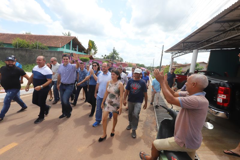 O Governador do Estado do Pará, Helder Barbalho, participou na manhã deste sábado (28), da entrega de pavimentação asfáltica de ruas no município de Santa Maria do Pará, que nesta data comemora 58 anos de emancipação. O chefe do executivo andou pelas ruas do município para conhecer tudo o que foi feito nas ruas Gerônimo Garcia, Santa Lúcia e Santa Rosa, num total de três quilômetros de extensão. As obras foram realizadas com recursos liberados do Ministério da  Integração Nacional, quando o então governador estava na pasta federal. O governador também participou da inauguração da praça São João Batista. <div class='credito_fotos'>Foto: Marco Santos / Ag. Pará   |   <a href='/midias/2019/originais/5824_4aa69dd4-2b80-43cc-275a-d9bbfaedda5d.jpg' download><i class='fa-solid fa-download'></i> Download</a></div>