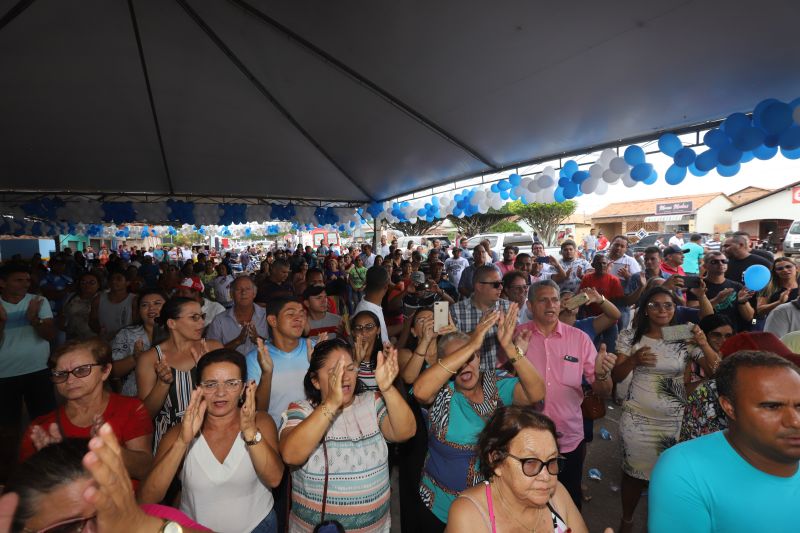 O Governador do Estado do Pará, Helder Barbalho, participou na manhã deste sábado (28), da entrega de pavimentação asfáltica de ruas no município de Santa Maria do Pará, que nesta data comemora 58 anos de emancipação. O chefe do executivo andou pelas ruas do município para conhecer tudo o que foi feito nas ruas Gerônimo Garcia, Santa Lúcia e Santa Rosa, num total de três quilômetros de extensão. As obras foram realizadas com recursos liberados do Ministério da  Integração Nacional, quando o então governador estava na pasta federal. O governador também participou da inauguração da praça São João Batista. <div class='credito_fotos'>Foto: Marco Santos / Ag. Pará   |   <a href='/midias/2019/originais/5824_4fe69112-2d34-19bf-3696-35aa7b7bc808.jpg' download><i class='fa-solid fa-download'></i> Download</a></div>