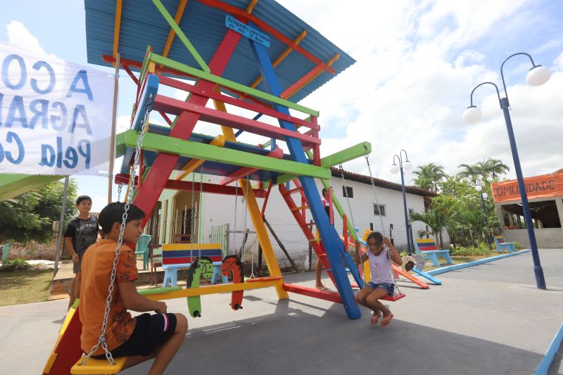 O Governador do Estado do Pará, Helder Barbalho, participou na manhã deste sábado (28), da entrega de pavimentação asfáltica de ruas no município de Santa Maria do Pará, que nesta data comemora 58 anos de emancipação. O chefe do executivo andou pelas ruas do município para conhecer tudo o que foi feito nas ruas Gerônimo Garcia, Santa Lúcia e Santa Rosa, num total de três quilômetros de extensão. As obras foram realizadas com recursos liberados do Ministério da  Integração Nacional, quando o então governador estava na pasta federal. O governador também participou da inauguração da praça São João Batista. <div class='credito_fotos'>Foto: Marco Santos / Ag. Pará   |   <a href='/midias/2019/originais/5824_5207c869-319c-0aad-568c-b8a28fe8e059.jpg' download><i class='fa-solid fa-download'></i> Download</a></div>