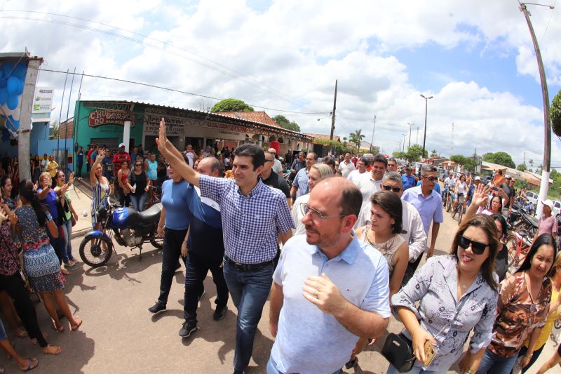 O Governador do Estado do Pará, Helder Barbalho, participou na manhã deste sábado (28), da entrega de pavimentação asfáltica de ruas no município de Santa Maria do Pará, que nesta data comemora 58 anos de emancipação. O chefe do executivo andou pelas ruas do município para conhecer tudo o que foi feito nas ruas Gerônimo Garcia, Santa Lúcia e Santa Rosa, num total de três quilômetros de extensão. As obras foram realizadas com recursos liberados do Ministério da  Integração Nacional, quando o então governador estava na pasta federal. O governador também participou da inauguração da praça São João Batista. <div class='credito_fotos'>Foto: Marco Santos / Ag. Pará   |   <a href='/midias/2019/originais/5824_5c9bfd1c-77f1-12b6-a33b-fb04ddf9eb21.jpg' download><i class='fa-solid fa-download'></i> Download</a></div>