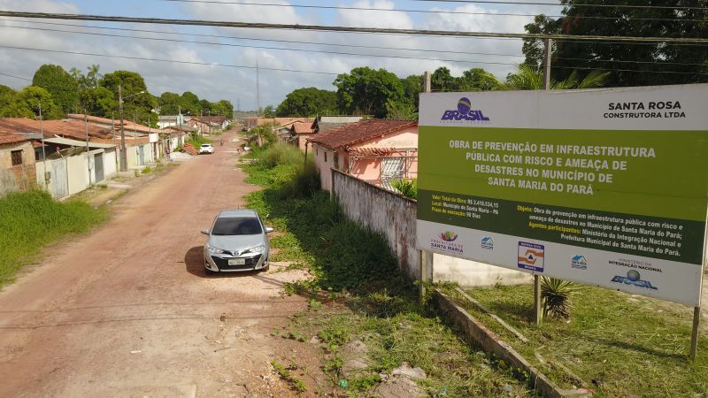 O Governador do Estado do Pará, Helder Barbalho, participou na manhã deste sábado (28), da entrega de pavimentação asfáltica de ruas no município de Santa Maria do Pará, que nesta data comemora 58 anos de emancipação. O chefe do executivo andou pelas ruas do município para conhecer tudo o que foi feito nas ruas Gerônimo Garcia, Santa Lúcia e Santa Rosa, num total de três quilômetros de extensão. As obras foram realizadas com recursos liberados do Ministério da  Integração Nacional, quando o então governador estava na pasta federal. O governador também participou da inauguração da praça São João Batista. <div class='credito_fotos'>Foto: Marco Santos / Ag. Pará   |   <a href='/midias/2019/originais/5824_6fd15fa2-5ce7-8b51-5a0b-2f7040936990.jpg' download><i class='fa-solid fa-download'></i> Download</a></div>