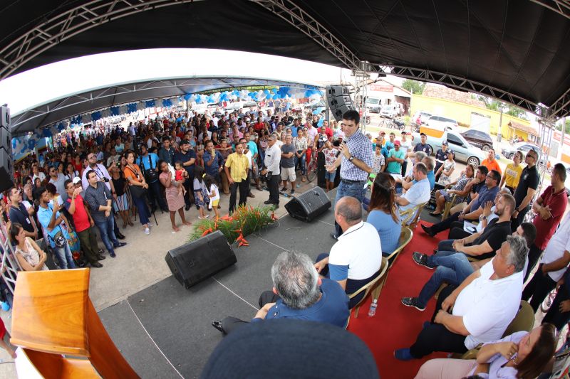 O Governador do Estado do Pará, Helder Barbalho, participou na manhã deste sábado (28), da entrega de pavimentação asfáltica de ruas no município de Santa Maria do Pará, que nesta data comemora 58 anos de emancipação. O chefe do executivo andou pelas ruas do município para conhecer tudo o que foi feito nas ruas Gerônimo Garcia, Santa Lúcia e Santa Rosa, num total de três quilômetros de extensão. As obras foram realizadas com recursos liberados do Ministério da  Integração Nacional, quando o então governador estava na pasta federal. O governador também participou da inauguração da praça São João Batista. <div class='credito_fotos'>Foto: Marco Santos / Ag. Pará   |   <a href='/midias/2019/originais/5824_79a7e581-6997-a7b9-ebd2-0ce5c2f779e7.jpg' download><i class='fa-solid fa-download'></i> Download</a></div>