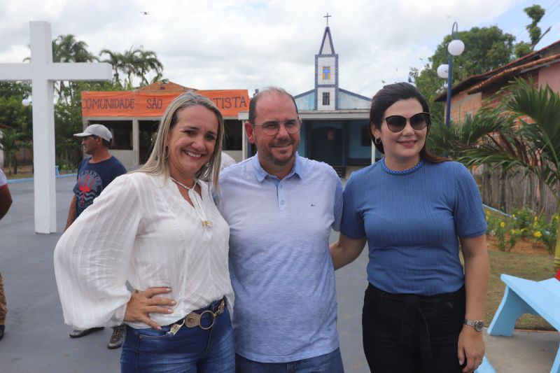 O Governador do Estado do Pará, Helder Barbalho, participou na manhã deste sábado (28), da entrega de pavimentação asfáltica de ruas no município de Santa Maria do Pará, que nesta data comemora 58 anos de emancipação. O chefe do executivo andou pelas ruas do município para conhecer tudo o que foi feito nas ruas Gerônimo Garcia, Santa Lúcia e Santa Rosa, num total de três quilômetros de extensão. As obras foram realizadas com recursos liberados do Ministério da  Integração Nacional, quando o então governador estava na pasta federal. O governador também participou da inauguração da praça São João Batista. <div class='credito_fotos'>Foto: Marco Santos / Ag. Pará   |   <a href='/midias/2019/originais/5824_88000433-51da-08f9-3743-bb52386d9e9f.jpg' download><i class='fa-solid fa-download'></i> Download</a></div>