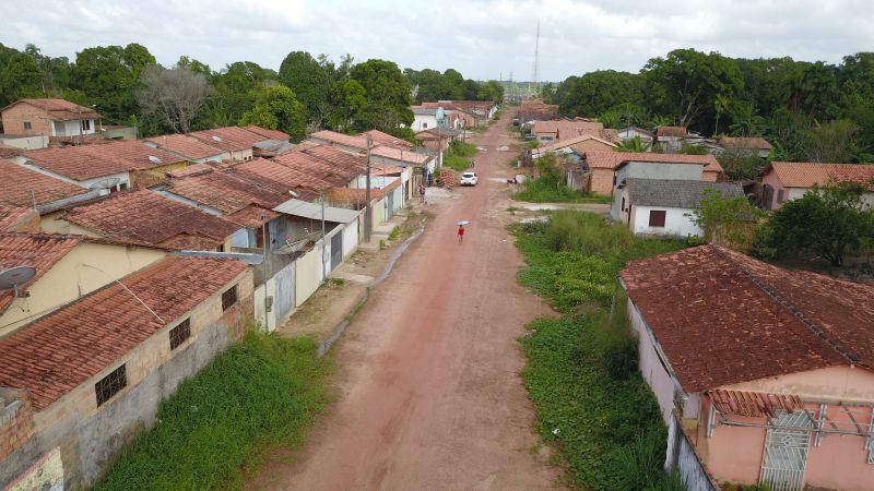 O Governador do Estado do Pará, Helder Barbalho, participou na manhã deste sábado (28), da entrega de pavimentação asfáltica de ruas no município de Santa Maria do Pará, que nesta data comemora 58 anos de emancipação. O chefe do executivo andou pelas ruas do município para conhecer tudo o que foi feito nas ruas Gerônimo Garcia, Santa Lúcia e Santa Rosa, num total de três quilômetros de extensão. As obras foram realizadas com recursos liberados do Ministério da  Integração Nacional, quando o então governador estava na pasta federal. O governador também participou da inauguração da praça São João Batista. <div class='credito_fotos'>Foto: Marco Santos / Ag. Pará   |   <a href='/midias/2019/originais/5824_8abb7f8e-9dc7-3023-c370-250815500207.jpg' download><i class='fa-solid fa-download'></i> Download</a></div>