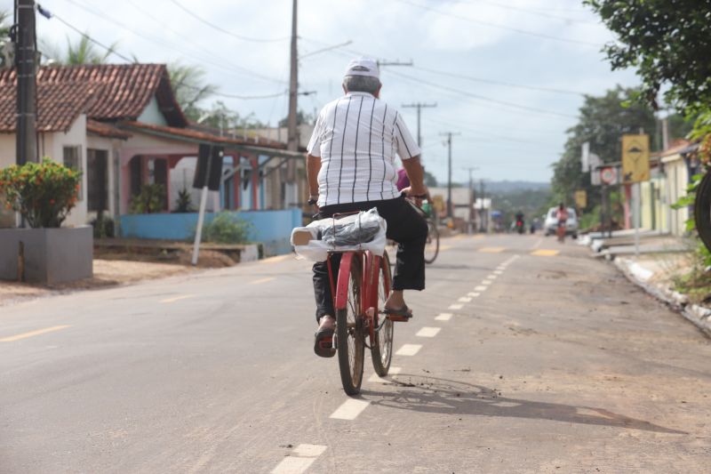 O Governador do Estado do Pará, Helder Barbalho, participou na manhã deste sábado (28), da entrega de pavimentação asfáltica de ruas no município de Santa Maria do Pará, que nesta data comemora 58 anos de emancipação. O chefe do executivo andou pelas ruas do município para conhecer tudo o que foi feito nas ruas Gerônimo Garcia, Santa Lúcia e Santa Rosa, num total de três quilômetros de extensão. As obras foram realizadas com recursos liberados do Ministério da  Integração Nacional, quando o então governador estava na pasta federal. O governador também participou da inauguração da praça São João Batista. <div class='credito_fotos'>Foto: Marco Santos / Ag. Pará   |   <a href='/midias/2019/originais/5824_8d21549a-789f-7b90-8b90-33197d59f1a7.jpg' download><i class='fa-solid fa-download'></i> Download</a></div>