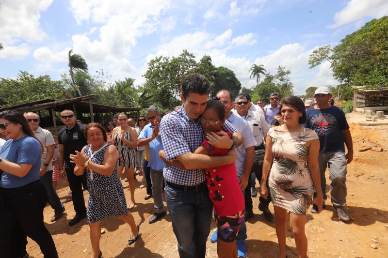 O Governador do Estado do Pará, Helder Barbalho, participou na manhã deste sábado (28), da entrega de pavimentação asfáltica de ruas no município de Santa Maria do Pará, que nesta data comemora 58 anos de emancipação. O chefe do executivo andou pelas ruas do município para conhecer tudo o que foi feito nas ruas Gerônimo Garcia, Santa Lúcia e Santa Rosa, num total de três quilômetros de extensão. As obras foram realizadas com recursos liberados do Ministério da  Integração Nacional, quando o então governador estava na pasta federal. O governador também participou da inauguração da praça São João Batista. <div class='credito_fotos'>Foto: Marco Santos / Ag. Pará   |   <a href='/midias/2019/originais/5824_94e76d5c-d136-140a-ed20-25d6ecfbe223.jpg' download><i class='fa-solid fa-download'></i> Download</a></div>